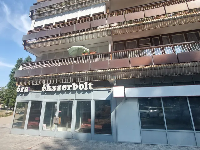 Eladó kereskedelmi és ipari ingatlan Dombóvár, Hunyadi tér 81 nm