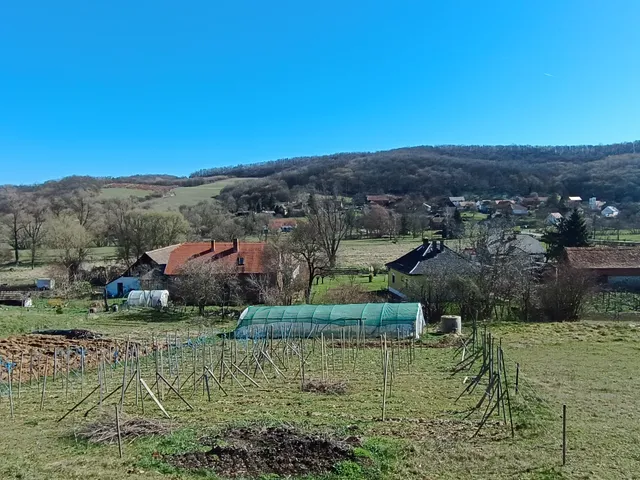 Eladó ház Husztót, 1 90 nm