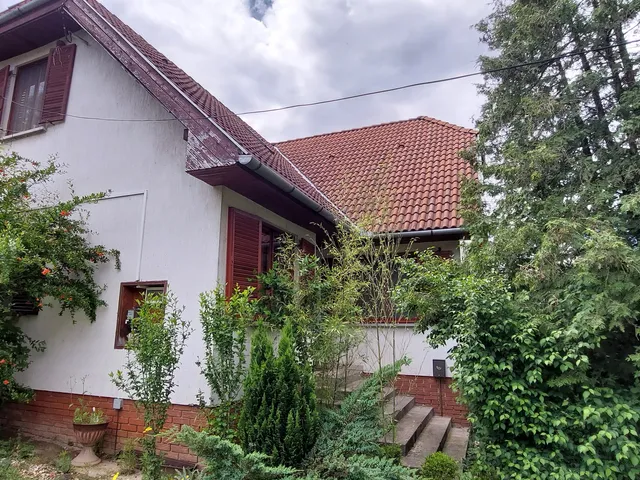 Eladó ház Hőgyész 180 nm