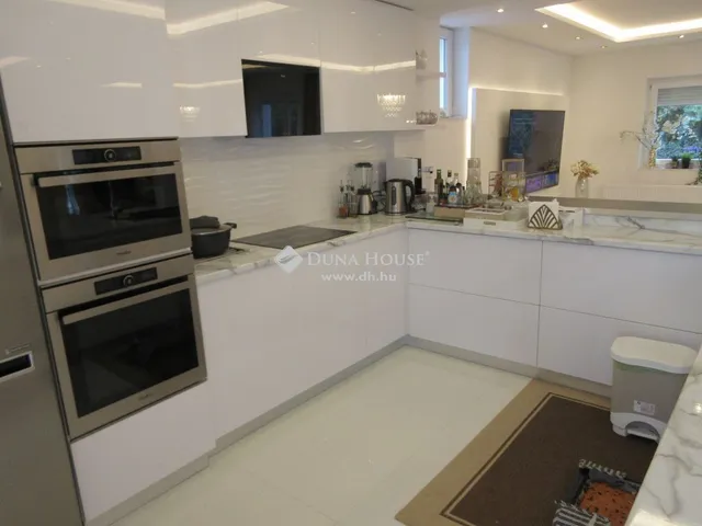 Eladó ház Budapest X. kerület, Újhegy 180 nm