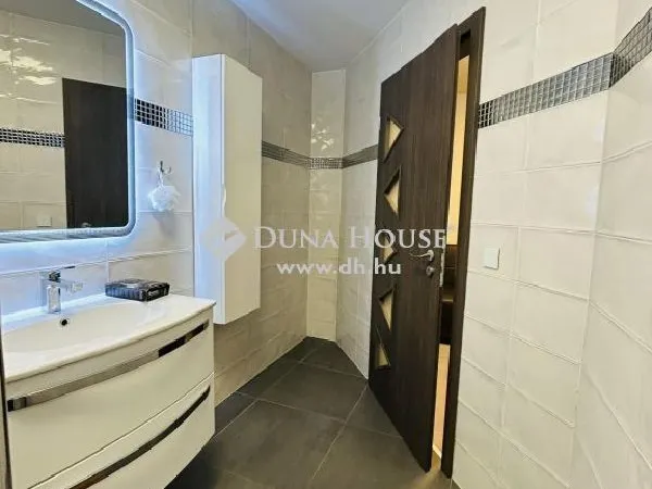 Eladó ház Budapest XV. kerület, Újpalota 266 nm