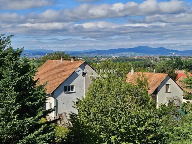 Eladó ház Fót 279 nm