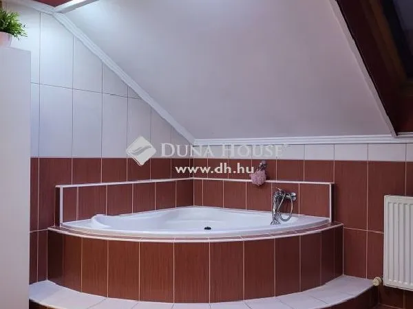 Eladó ház Budapest XV. kerület 320 nm