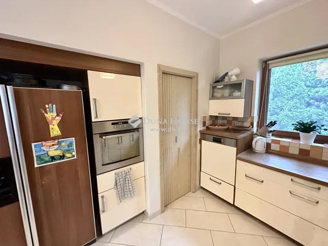 Eladó ház Üröm 268 nm