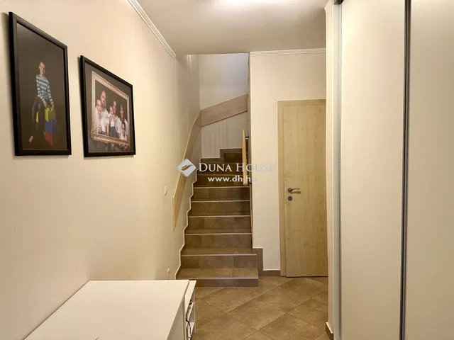 Eladó ház Üröm 268 nm