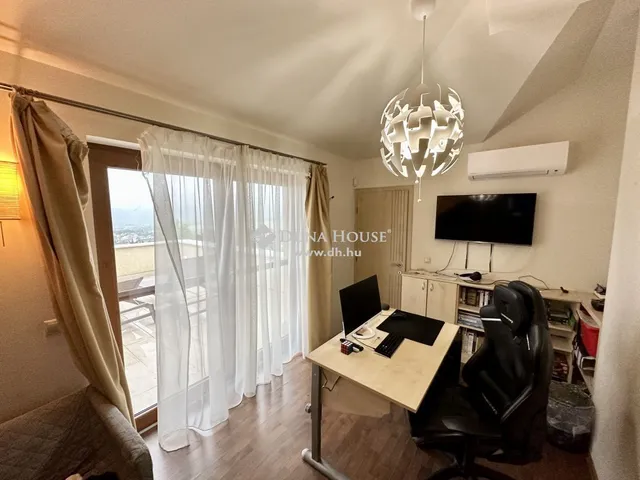 Eladó ház Üröm 268 nm