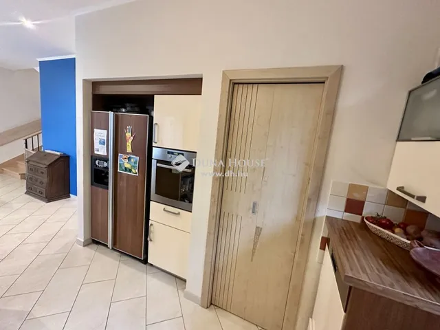 Eladó ház Üröm 268 nm