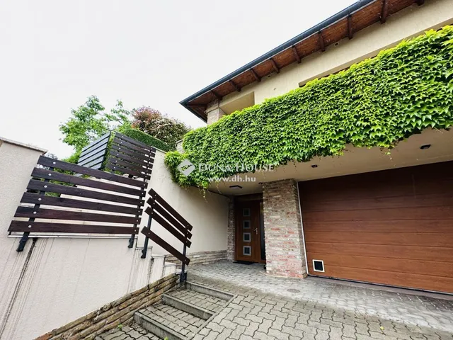 Eladó ház Üröm 268 nm