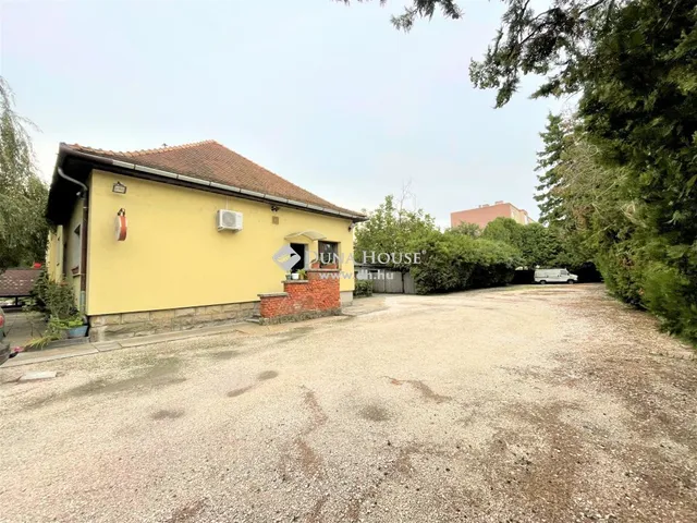 Eladó kereskedelmi és ipari ingatlan Győr 520 nm