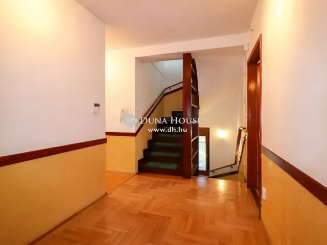 Eladó ház Budapest III. kerület, Csillaghegy 342 nm
