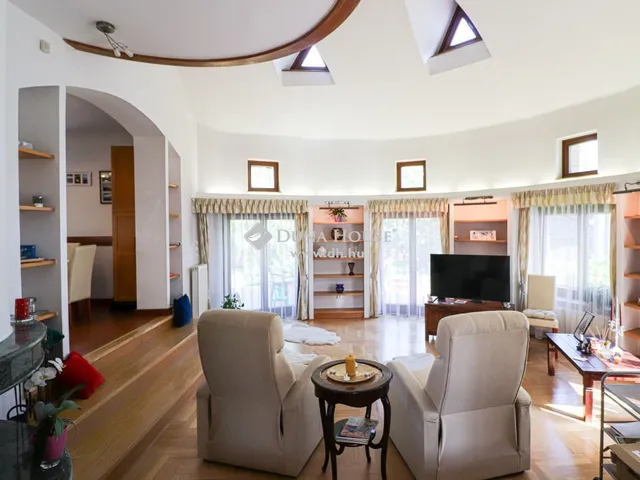 Eladó ház Budapest III. kerület, Csillaghegy 342 nm