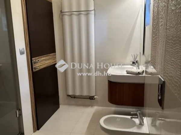 Eladó ház Budapest XVI. kerület 290 nm