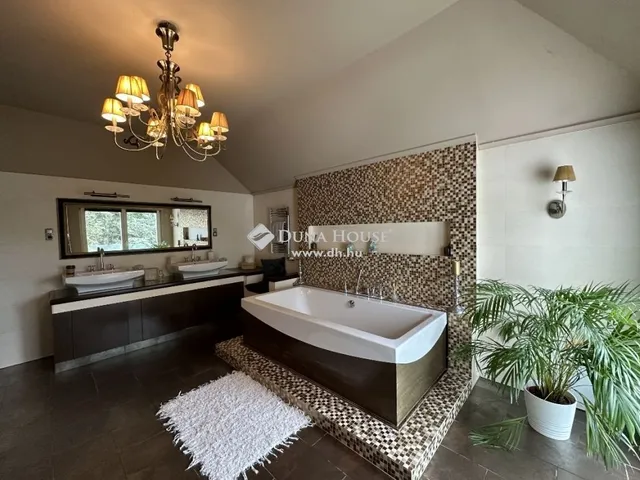 Eladó ház Budapest XVI. kerület 290 nm