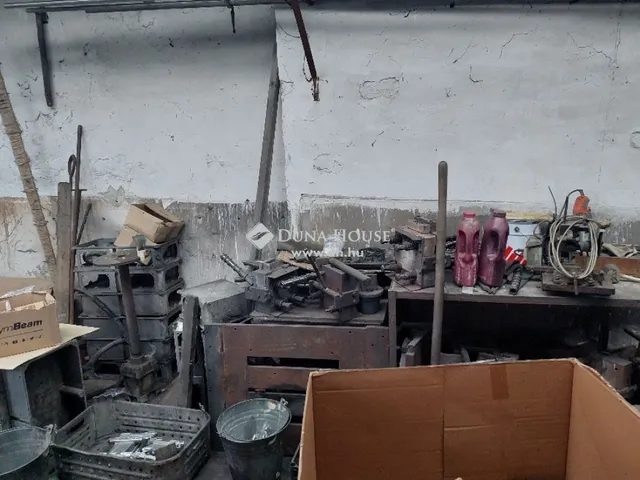 Eladó kereskedelmi és ipari ingatlan Budapest XXI. kerület, Csepel Belváros 100 nm