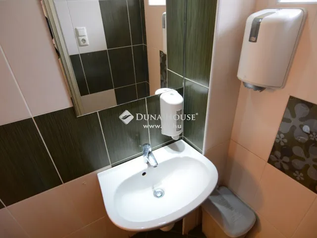 Eladó kereskedelmi és ipari ingatlan Nagykőrös 700 nm