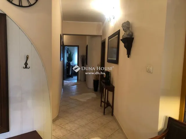 Eladó ház Sóskút 246 nm