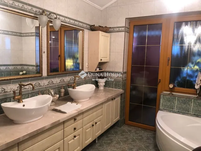 Eladó ház Sóskút 246 nm