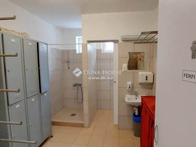 Eladó kereskedelmi és ipari ingatlan Fót 400 nm