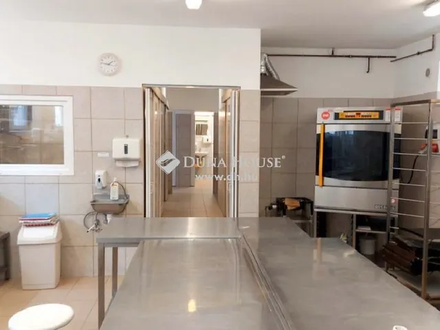 Eladó kereskedelmi és ipari ingatlan Fót 400 nm