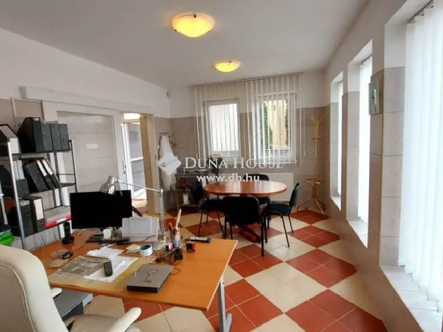 Eladó kereskedelmi és ipari ingatlan Fót 400 nm