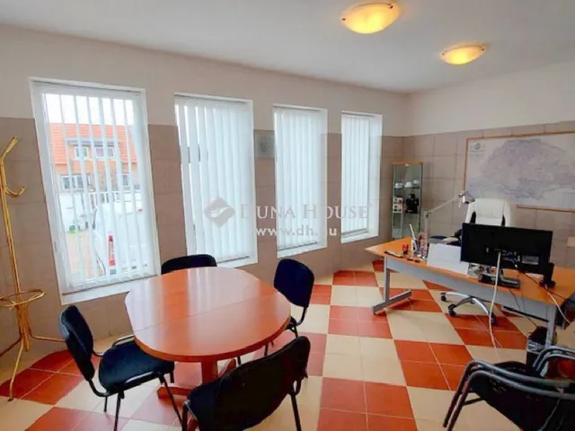 Eladó kereskedelmi és ipari ingatlan Fót 400 nm