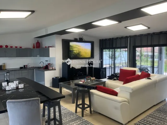 Eladó kereskedelmi és ipari ingatlan Szentlőrinckáta 204 nm