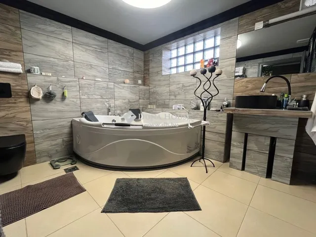 Eladó kereskedelmi és ipari ingatlan Szentlőrinckáta 204 nm