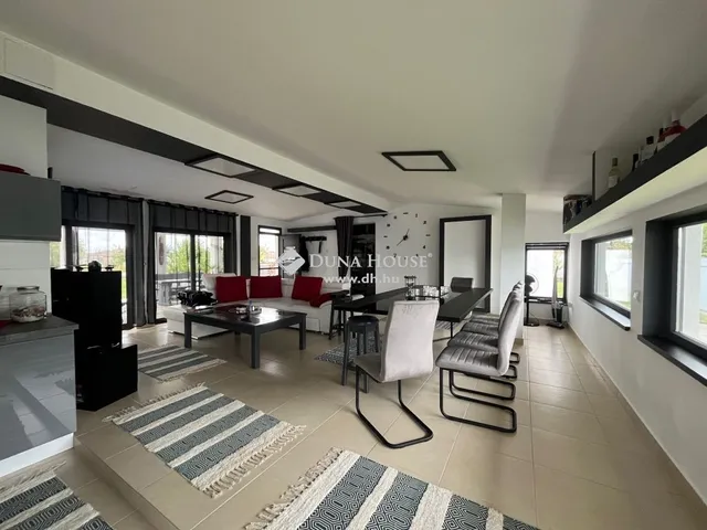 Eladó kereskedelmi és ipari ingatlan Szentlőrinckáta 204 nm