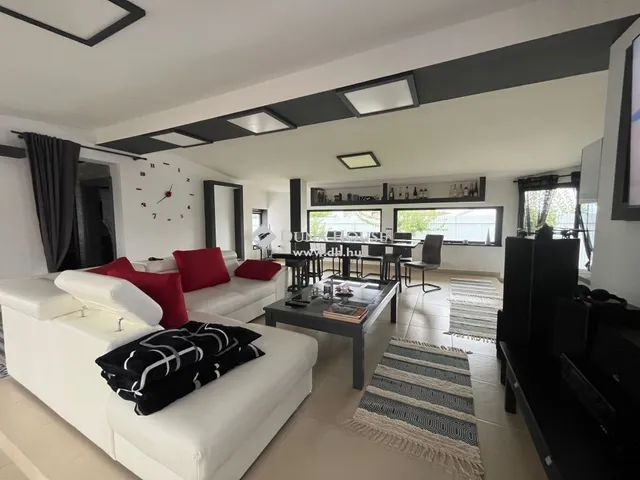 Eladó kereskedelmi és ipari ingatlan Szentlőrinckáta 204 nm