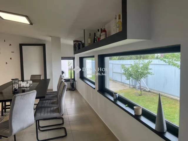 Eladó kereskedelmi és ipari ingatlan Szentlőrinckáta 204 nm