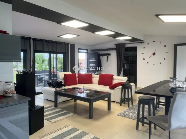 Eladó kereskedelmi és ipari ingatlan Szentlőrinckáta 204 nm