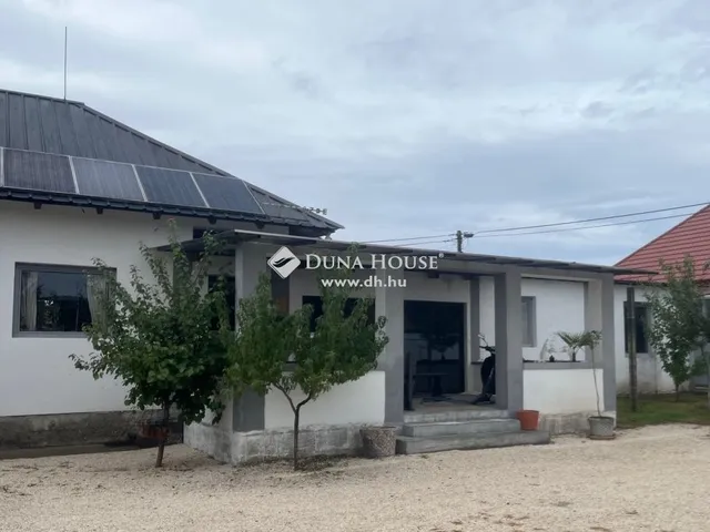 Eladó kereskedelmi és ipari ingatlan Szentlőrinckáta 204 nm