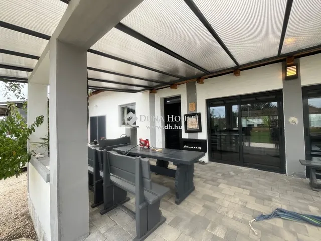 Eladó kereskedelmi és ipari ingatlan Szentlőrinckáta 204 nm