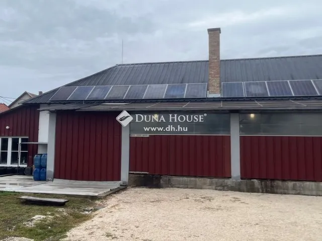 Eladó kereskedelmi és ipari ingatlan Szentlőrinckáta 204 nm