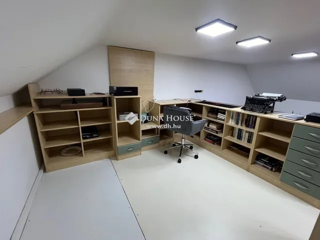 Eladó kereskedelmi és ipari ingatlan Szentlőrinckáta 204 nm