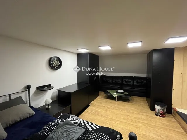 Eladó kereskedelmi és ipari ingatlan Szentlőrinckáta 204 nm