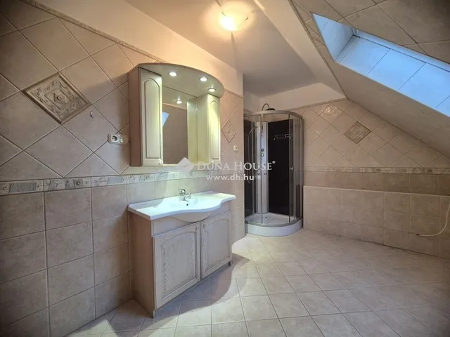 Eladó ház Üröm 266 nm