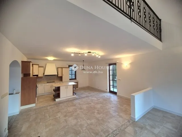 Eladó ház Üröm 266 nm