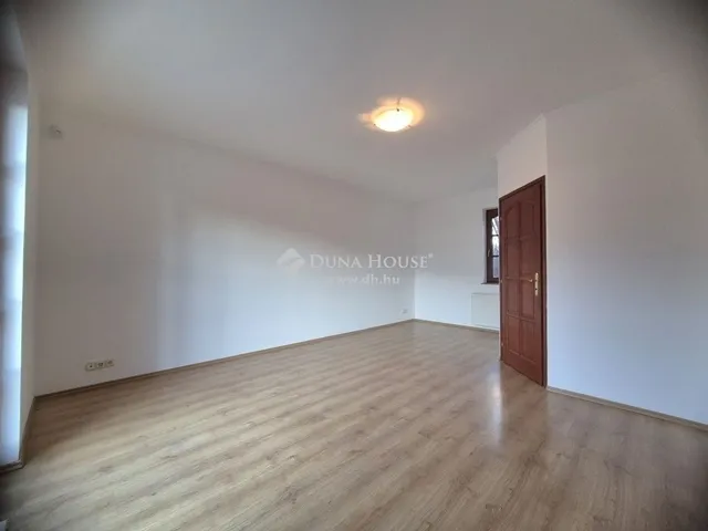 Eladó ház Üröm 266 nm