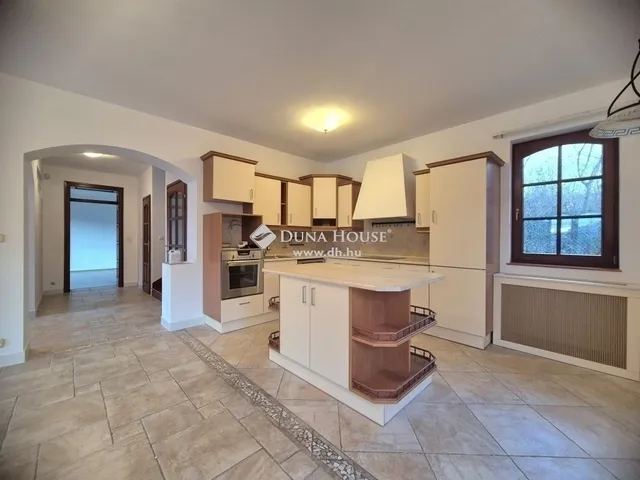 Eladó ház Üröm 266 nm