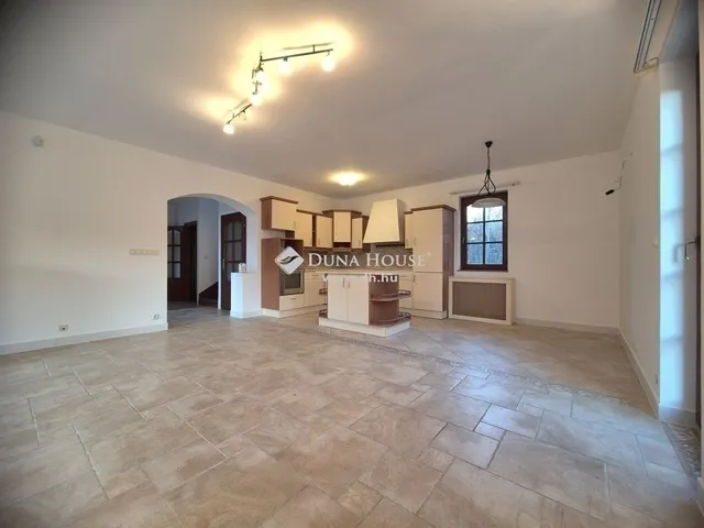 Eladó ház Üröm 266 nm