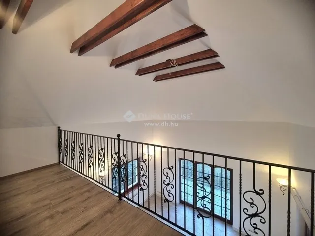 Eladó ház Üröm 266 nm