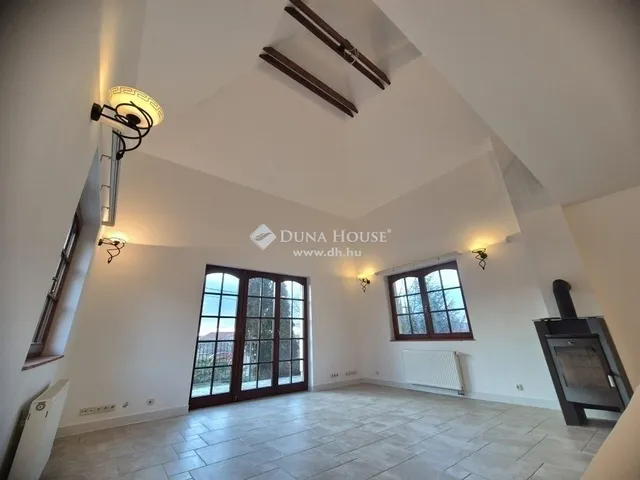 Eladó ház Üröm 266 nm