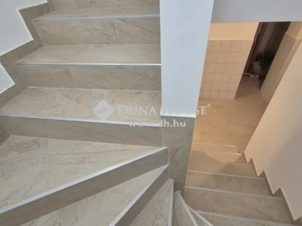 Eladó ház Üröm 266 nm