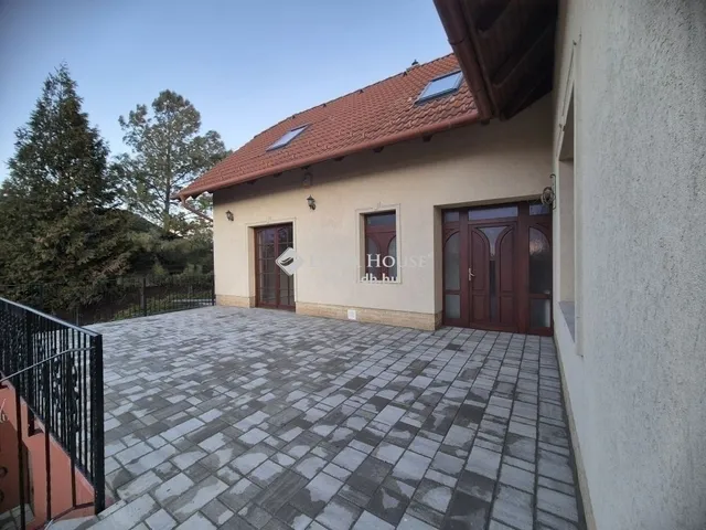 Eladó ház Üröm 266 nm