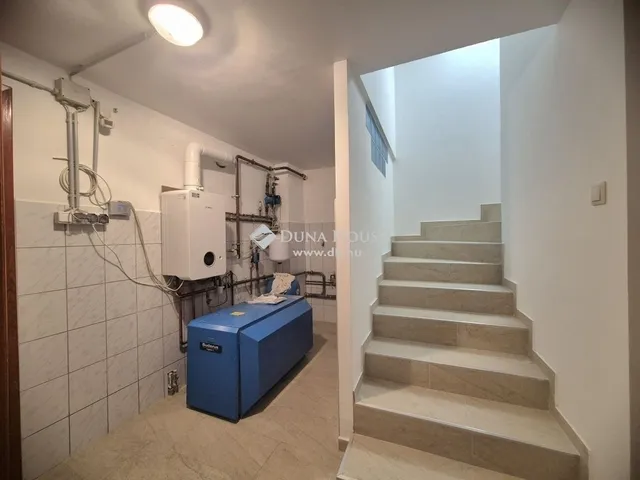 Eladó ház Üröm 266 nm