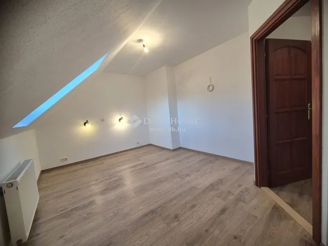 Eladó ház Üröm 266 nm