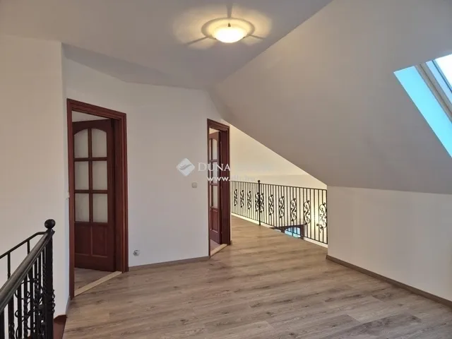 Eladó ház Üröm 266 nm