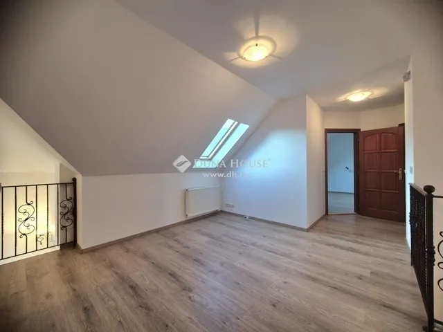 Eladó ház Üröm 266 nm