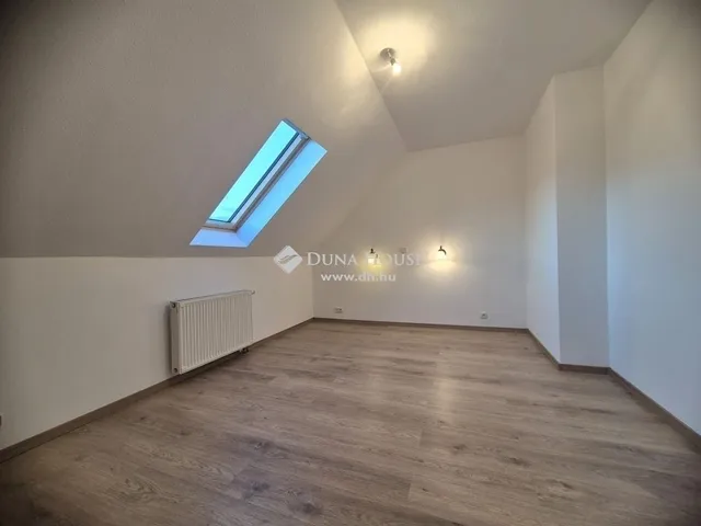 Eladó ház Üröm 266 nm